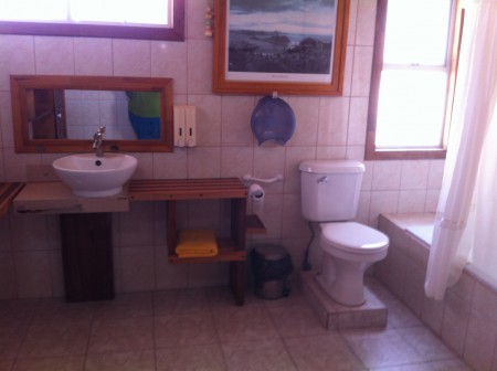 Baño Privado en cabaña del Hostal adaptado para discapacitados.